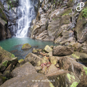 Dopo una lunga giornata di escursioni, non c'è niente di meglio che rinfrescarsi nelle cristalline acque di una cascata.