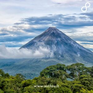 Il maestoso Vulcano Arenal è uno dei simboli indiscussi del Costa Rica, un colosso che si erge imponente nel paesaggio