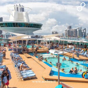 Le Grandi Navi: Città Galleggianti di Divertimento