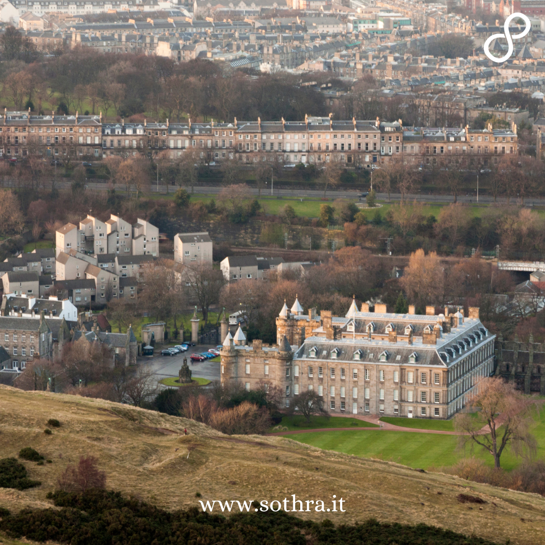 Alla fine di Royal Mile, ecco Holyrood, zona che un tempo ospitava birrifici e industrie, ora sede del Parlamento scozzese.