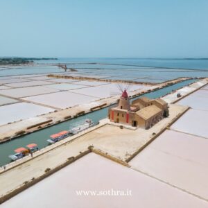 Tra Marsala e Trapani si estendono le Saline di Trapani e Paceco, un’area protetta che offre uno degli spettacoli più suggestivi della Sicilia occidentale.