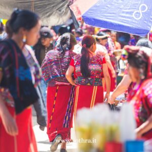 Il mercato di Chichicastenango, che si tiene ogni giovedì e domenica, è uno degli spettacoli più colorati e vivaci del Guatemala