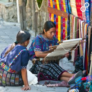 Molti villaggi intorno al Lago Atitlán, come San Juan La Laguna, offrono corsi di tessitura tradizionale maya.
