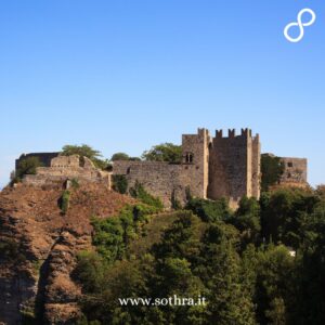 Erice Pizzo (spesso chiamata semplicemente Pizzo) è un borgo della provincia di Vibo Valentia, in Calabria