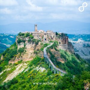 Civita di Bagnoregio è un piccolo e suggestivo borgo arroccato su uno sperone di tufo