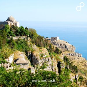 Erice, in provincia di Trapani, è un borgo di rara bellezza, adagiato su un altopiano a oltre 700 metri sul livello del mare