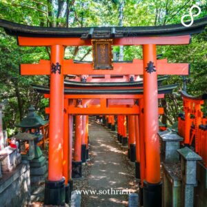 Il santuario di Fushimi Inari, a sud di Kyoto, si svela attraverso migliaia di torii dipinti di un rosso acceso che formano un tunnel sacro