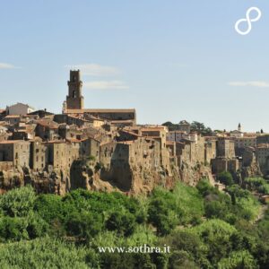 Pitigliano, chiamata anche “la piccola Gerusalemme”, sorge su una rupe di tufo nel sud della Toscana, in provincia di Grosseto