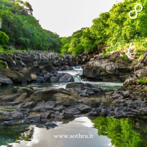 La storia di un fenomeno naturale unico Le Terre dei Sette Colori di Chamarel e il Parco Nazionale delle Black River Gorges rappresentano due dei più straordinari fenomeni naturali dell'isola di Mauritius