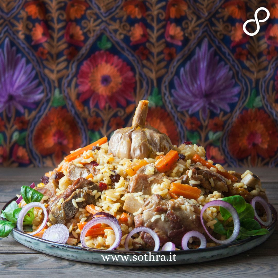 La cucina uzbeka è ricca, saporita e fortemente influenzata dalla sua posizione di crocevia culturale