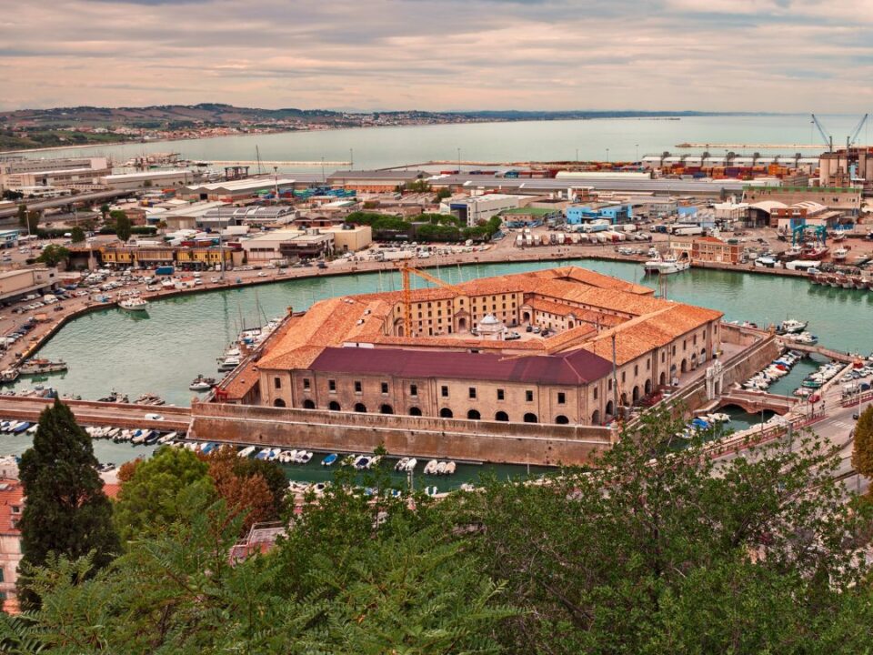 La Mole Vanvitelliana di Ancona Stella a Cinque Punte che Galleggia sul Mare
